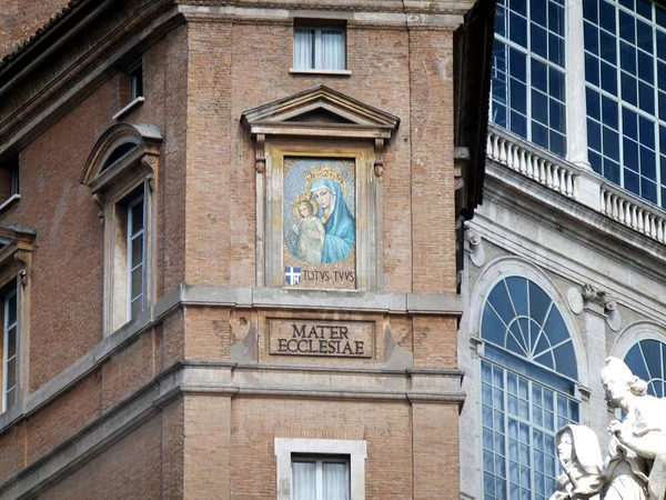 Moederkerk, detail van de gevel van het gebouw op st. peter — Stockfoto