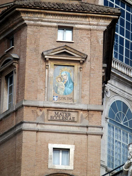 Moederkerk, detail van de gevel van het gebouw op st. peter — Stockfoto