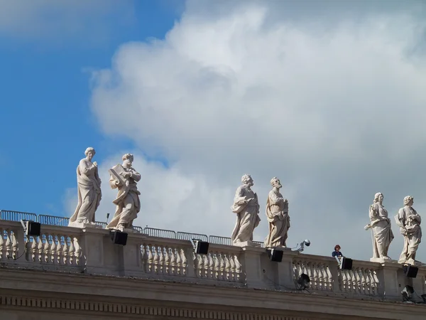 Estátuas de santos ao redor da Praça de São Pedro na Cidade do Vaticano — Fotografia de Stock