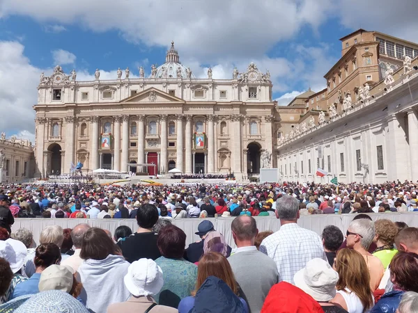 ROMA, VATICANO - 28 de abril de 2014: peregrinos polacos escuchan la ma —  Fotos de Stock