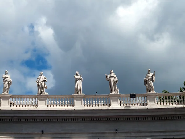 Αγάλματα των Αγίων γύρω από την πλατεία του Αγίου Πέτρου στην πόλη του Βατικανού — Φωτογραφία Αρχείου