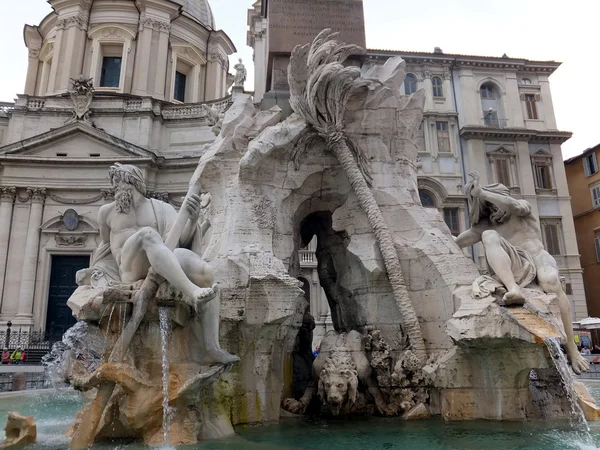 Detalj av springbrunnen av de fyra floderna på piazza navona, Rom — Stockfoto