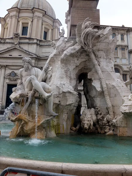 Detalj av springbrunnen av de fyra floderna på piazza navona, Rom — Stockfoto