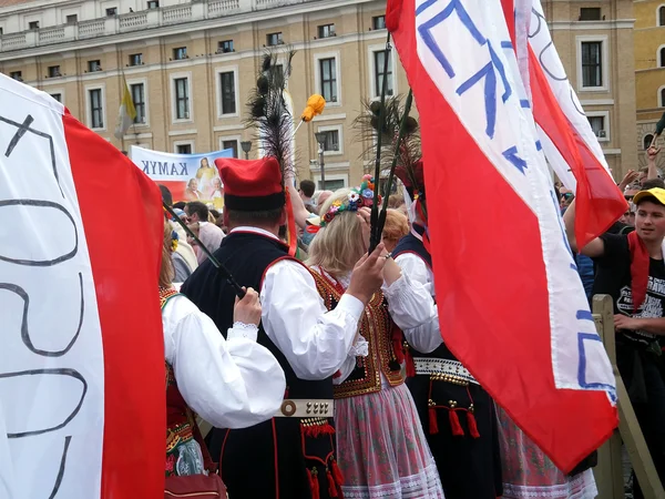 ROME, VATICAN - April 28, 2014: the joy of Polish pilgrims to St — Stock Photo, Image