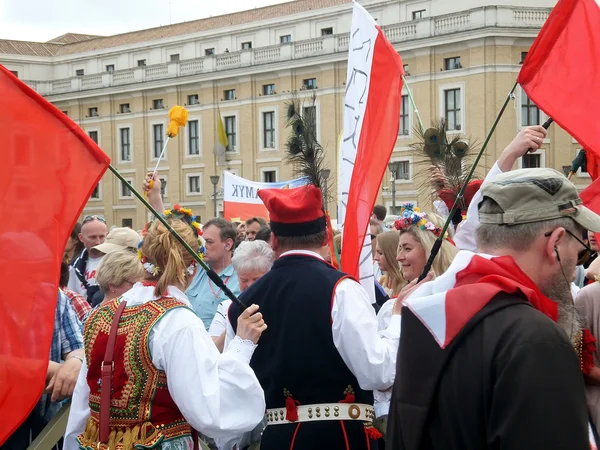 ROME, VATICAN - April 28, 2014: the joy of Polish pilgrims to St — Stock Photo, Image