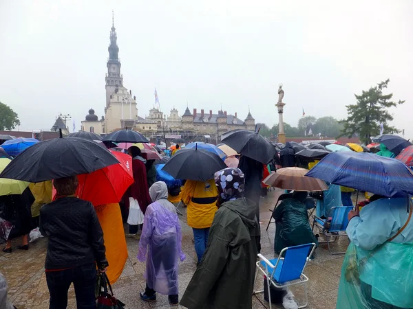 Meeting, vigil, prayer, worship in the pouring rain — Stock Photo, Image