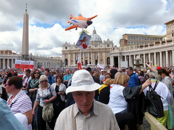 ROME, VATICAN - April 28, 2014: the joy of Polish pilgrims to St — Stock Photo, Image