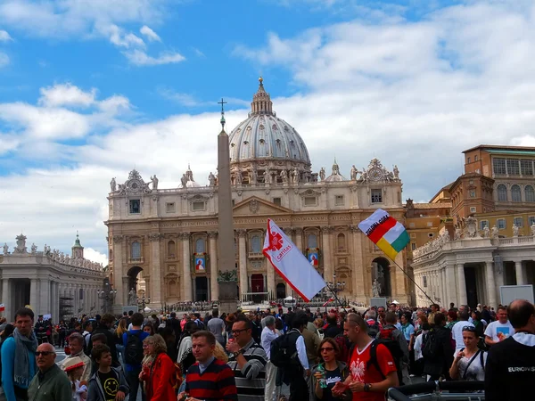 Ρώμη, Βατικανό - 28 Απριλίου 2014: η χαρά των προσκυνητών Πολωνικά στ — Φωτογραφία Αρχείου