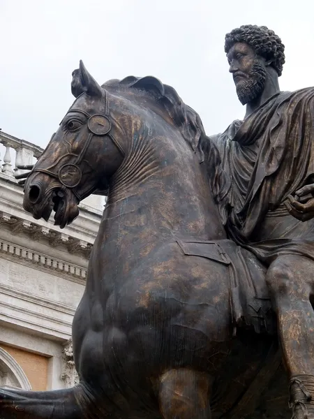 Standbeeld van de keizer marco aurelio op de Capitolijnse heuvel in ro — Stockfoto