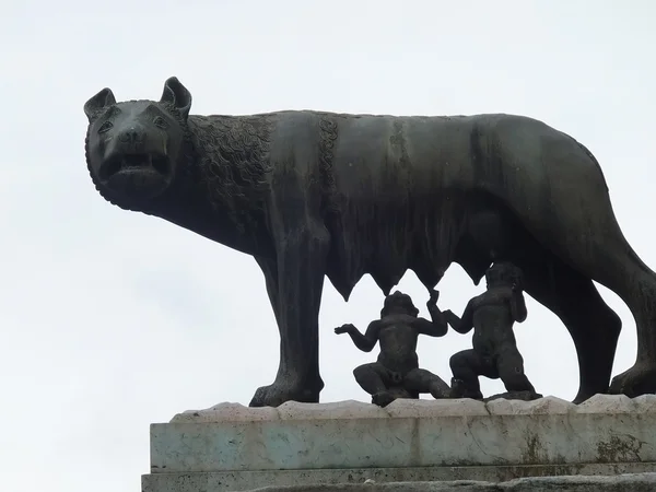母狼の餌ロムルスとレムス ローマの彫刻, — ストック写真