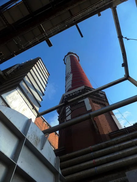 Oude, hoge industriële schoorsteen van baksteen en uitlaat leidingen — Stockfoto