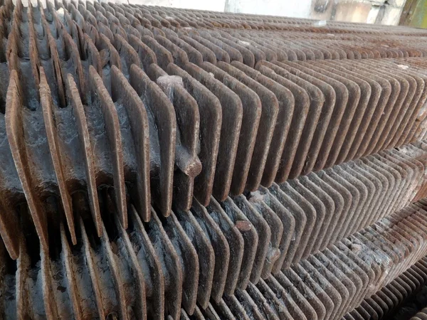 Viejos tubos de aletas corroídos retirados del calentador de agua en el — Foto de Stock