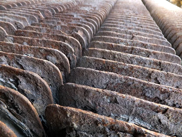 Staré, zkorodované žebrované trubky z ohřívač vody — Stock fotografie