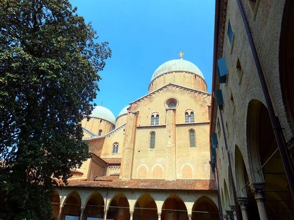 St. anthony padua yılında bazilika çatı kısmı — Stok fotoğraf