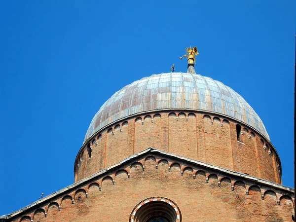 Часть крыши базилики Святого Антония в Падуе — стоковое фото