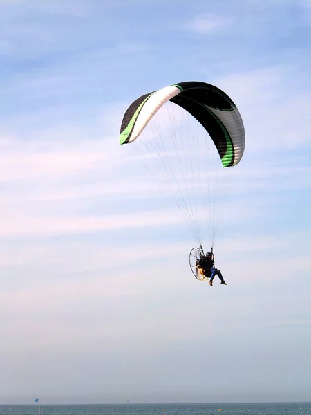 Para glider flying along the coast — Stock Photo, Image