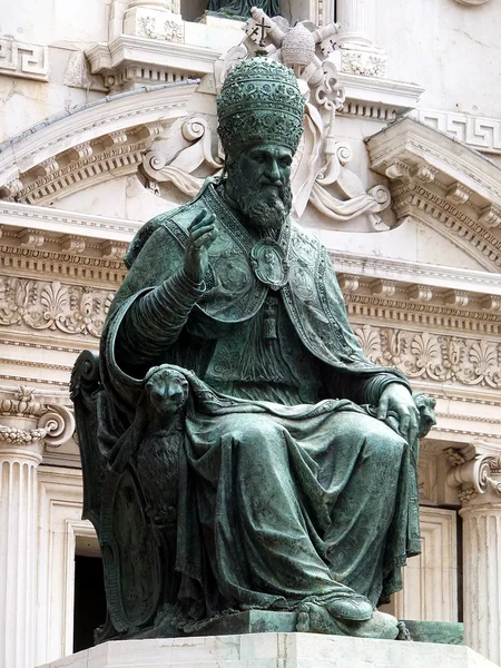 Weergave van het standbeeld van de paus sykstus v voor de sanctu — Stockfoto