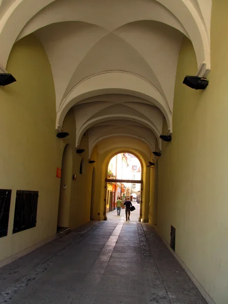 Вузький алея Старого міста Вроцлава, зору переходу ставку — стокове фото
