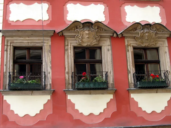 Ventanas y ornamentos adornados en las paredes exteriores de la antigua ciudad de Wroclaw —  Fotos de Stock