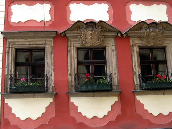 Украшенные окна и украшения на внешних стенах старого города — стоковое фото