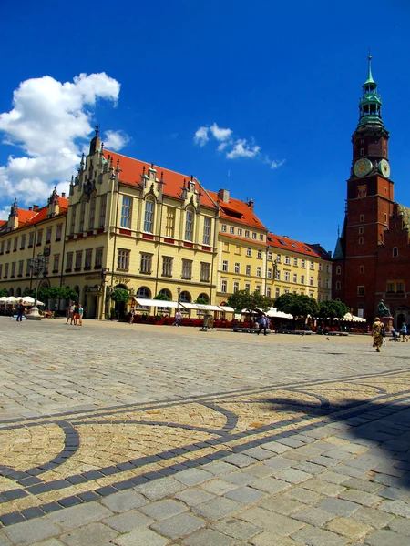 Pasar di Wroclaw, pemandangan dari bawah pada rumah berwarna-warni. Cambuk. — Stok Foto