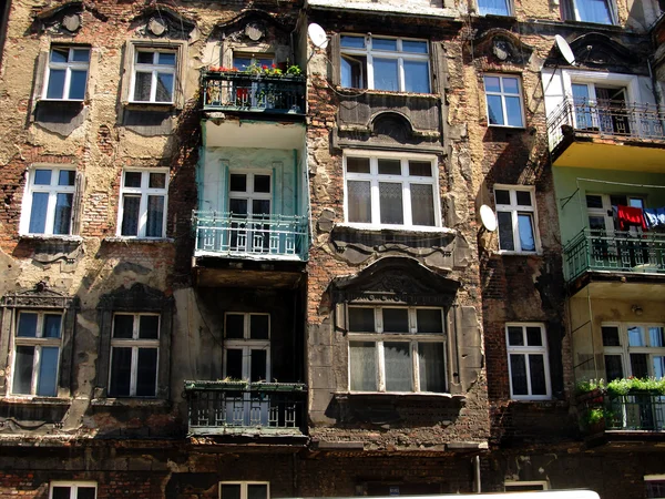 Muur met ramen van een oude, beschadigde woontoren ter wro — Stockfoto