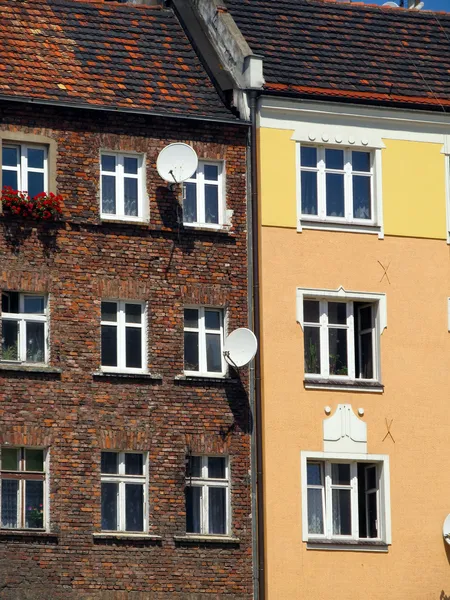 Elevações de duas casas antigas como pano de fundo — Fotografia de Stock