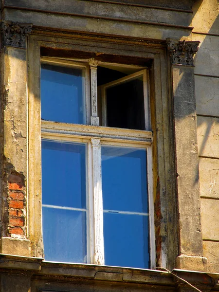 Velha janela aberta, danificada, suja , — Fotografia de Stock