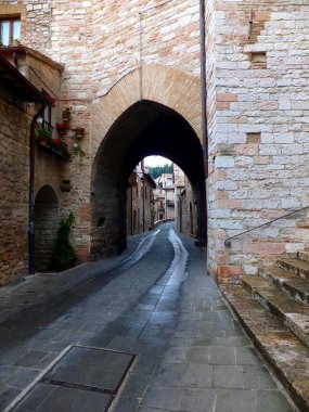 assisi, İtalya eski şehrin dar yolda