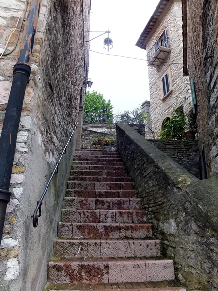 Úzké kamenné schody v starém městě Assisi, Itálie — Stock fotografie