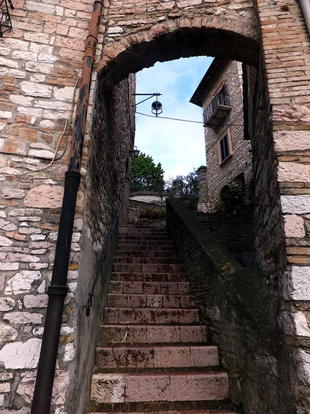 Úzké kamenné schody v starém městě Assisi, Itálie — Stock fotografie