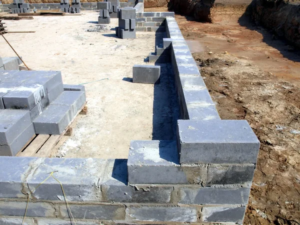 Una etapa inicial de la construcción de los cimientos de una casa — Foto de Stock