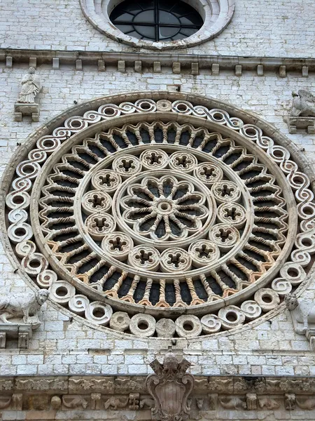 Rosette above the entrance to the Basilica of St. Francis in Ass — Stock Photo, Image