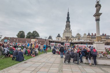 ÇESTOCHOWA, POLAND - 25 Eylül 2021: Vigil Katolik Karizmatik Yenileme Toplantısı Czestochowa Polonya, Jasna Gora 'nın önünde, 25 Eylül 2021,