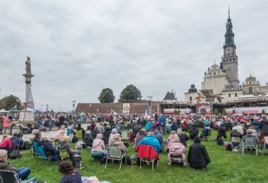 ÇESTOCHOWA, POLAND - 25 Eylül 2021: Vigil Katolik Karizmatik Yenileme Toplantısı Czestochowa Polonya, Jasna Gora 'nın önünde, 25 Eylül 2021,