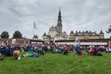 ÇESTOCHOWA, POLAND - 25 Eylül 2021: Vigil Katolik Karizmatik Yenileme Toplantısı Czestochowa Polonya, Jasna Gora 'nın önünde, 25 Eylül 2021,