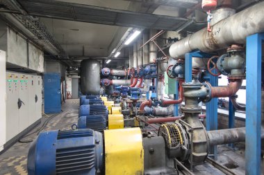 Motorlu ve aksesuarlı bazı eski pompalar