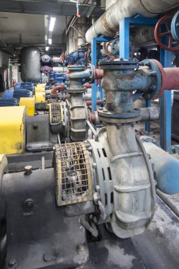 Motorlu ve aksesuarlı bazı eski pompalar