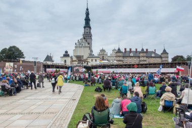 ÇESTOCHOWA, POLAND - 25 Eylül 2021: Vigil Katolik Karizmatik Yenileme Toplantısı Czestochowa Polonya, Jasna Gora 'nın önünde, 25 Eylül 2021,