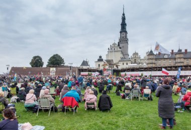 ÇESTOCHOWA, POLAND - 25 Eylül 2021: Vigil Katolik Karizmatik Yenileme Toplantısı Czestochowa Polonya, Jasna Gora 'nın önünde, 25 Eylül 2021,
