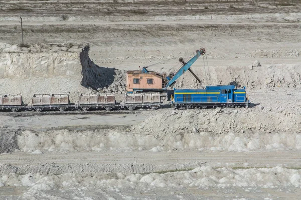 Ein Kreidetagebau Ostpolnischen Chelm Ein Der Ferne Sichtbares Zementwerk — Stockfoto