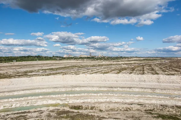 Ein Kreidetagebau Ostpolnischen Chelm Ein Der Ferne Sichtbares Zementwerk — Stockfoto