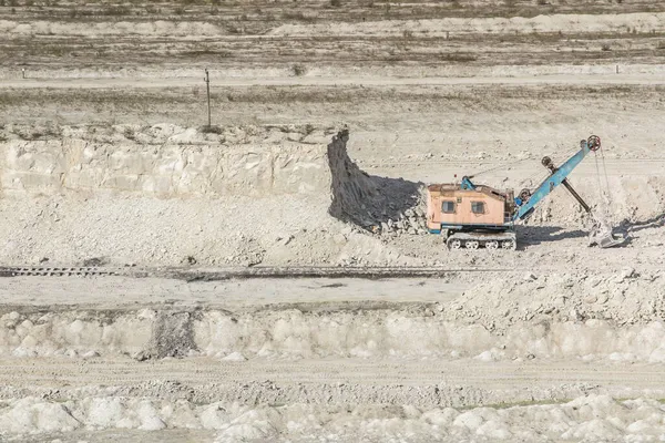 Ein Kreidetagebau Ostpolnischen Chelm Ein Der Ferne Sichtbares Zementwerk — Stockfoto