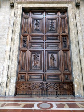 Assisi'da kiliseye süslemeli ahşap kapı,