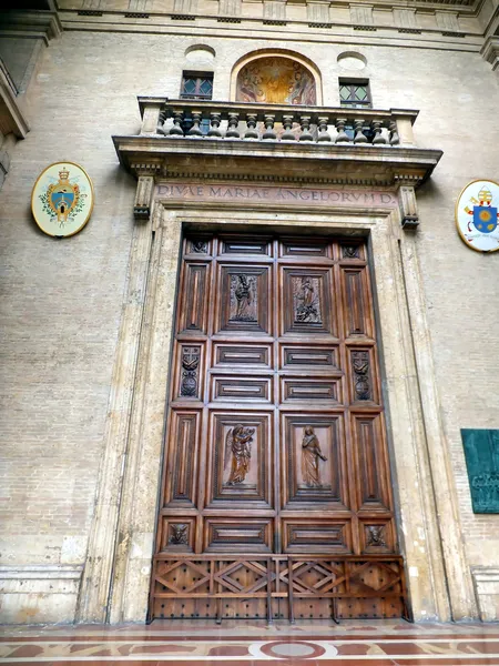 Houten deur met versieringen aan de kerk in assisi, — Stockfoto