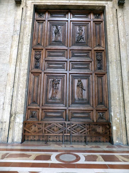 Houten deur met versieringen aan de kerk in assisi, — Stockfoto
