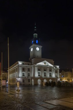 Kalisz, Polonya 'daki belediye binası - Kalisz, neoklasik belediye binası, 19201924 yılında dikildi Kalisz Yeniden Yapılandırma Komitesi' nin çabaları sayesinde Sylwester Pajzderski 'nin tasarımına göre