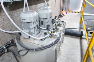 Hidrolik silindirler biyokütle kazıyıcı besleyiciyi çöp kutusundan kazıyıcıya iter.