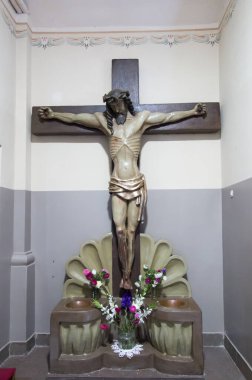 Sokolka, POLAND - 24 Eylül 2021: Sokolka, Polonya 'daki St. Anthony Kilisesi, Ayin mucizesinin gerçekleştiği yer. Kilisenin girişinde duran su şişeleri ile karakteristik bir haç.