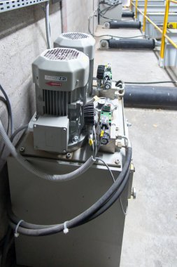 Hidrolik silindirler biyokütle kazıyıcı besleyiciyi çöp kutusundan kazıyıcıya iter.